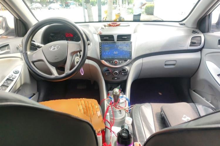 Used Hyundai Verna (older generation) 2016 1.4L Automatic Smart GLS Center Console