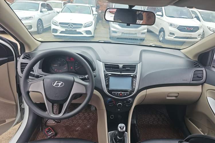 Used Hyundai Verna (older generation) 2016 1.4L Manual Smart GLS Trim Center Console