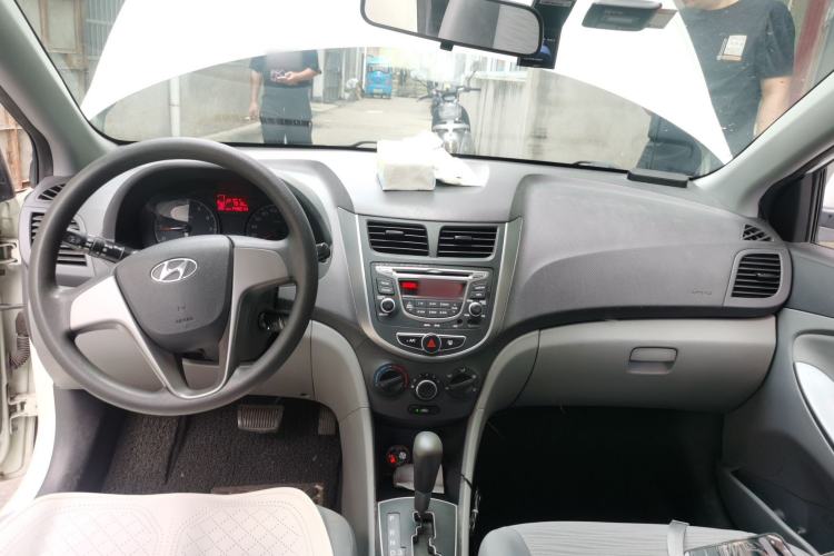 Used Hyundai Verna (older generation) 2016 1.4L Automatic Smart GLS Center Console