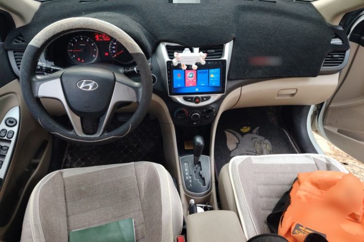 Used Hyundai Verna (older generation) 2016 1.4L Automatic Leading-Edge GLX Center Console