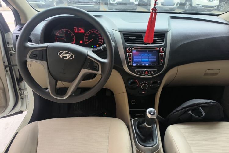 Used Hyundai Verna (older generation) 2016 1.4L Manual Smart GLS Trim Center Console