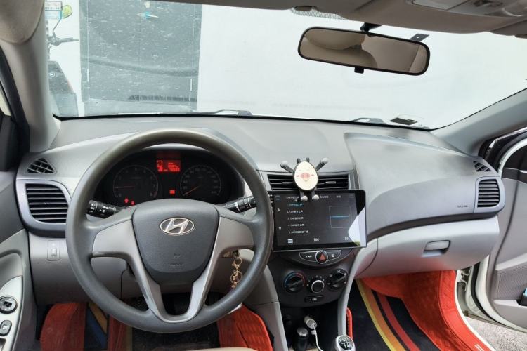 Used Hyundai Verna (older generation) 2016 1.4L Manual Smart GLS Trim Center Console