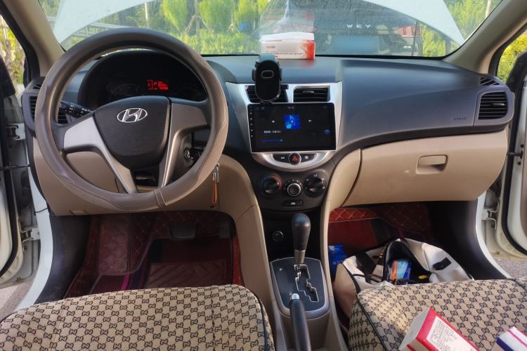 Used Hyundai Verna (older generation) 2016 1.4L Automatic Fashionable GS Model Center Console