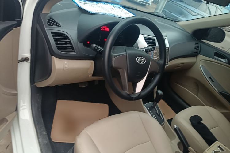 Used Hyundai Verna (older generation) 2016 1.4L Automatic Smart GLS Center Console