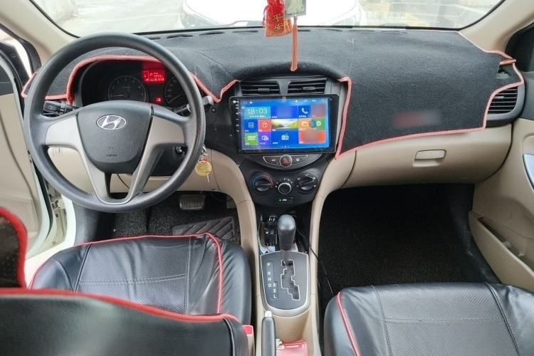 Used Hyundai Verna (older generation) 2016 1.4L Automatic Smart GLS Center Console