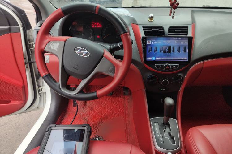 Used Hyundai Verna (older generation) 2016 1.4L Automatic Smart GLS Center Console