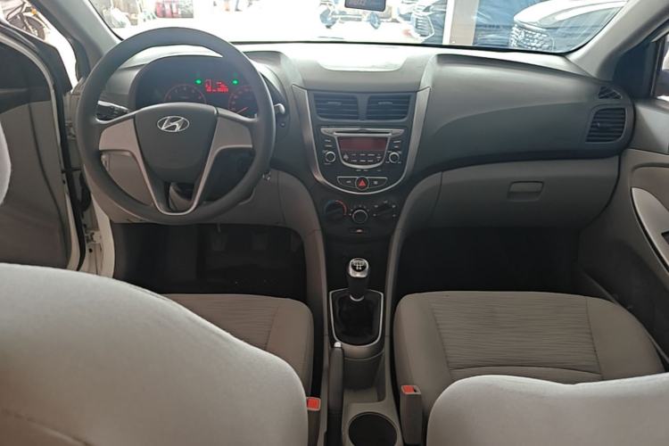 Used Hyundai Verna (older generation) 2016 1.4L Manual Smart GLS Trim Center Console