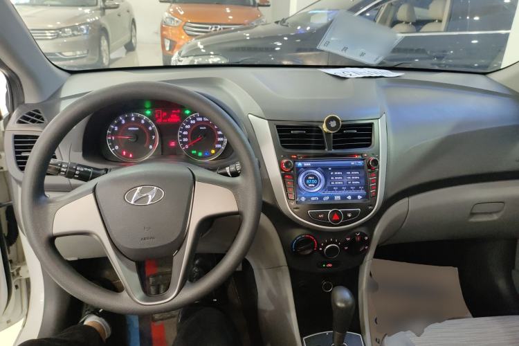 Used Hyundai Verna (older generation) 2016 1.4L Automatic Leading-Edge GLX Center Console