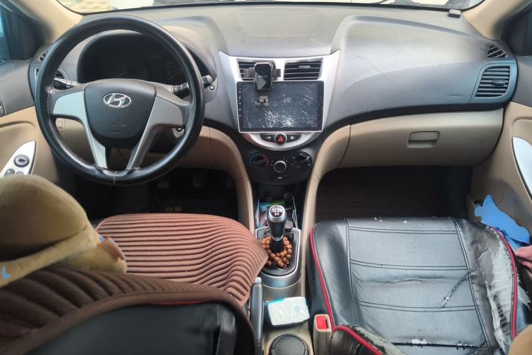 Used Hyundai Verna (older generation) 2016 1.4L Manual Smart GLS Trim Center Console