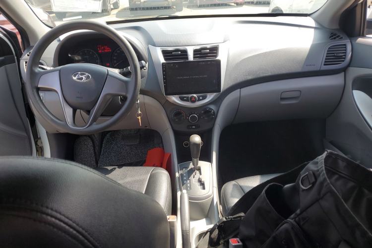Used Hyundai Verna (older generation) 2016 1.4L Automatic Smart GLS Center Console