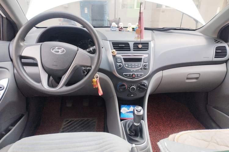 Used Hyundai Verna (older generation) 2016 1.4L Manual Smart GLS Trim Center Console