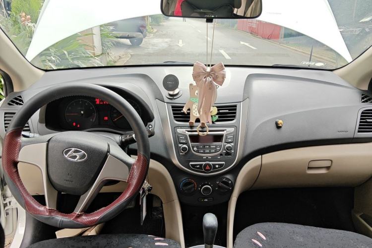 Used Hyundai Verna (older generation) 2016 1.4L Automatic Smart GLS Center Console