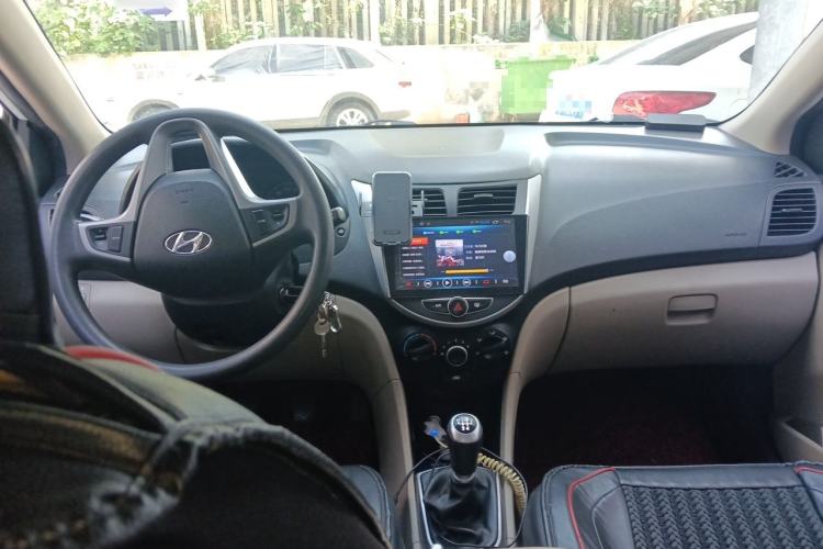 Used Hyundai Verna (older generation) 2016 1.4L Manual Smart GLS Trim Center Console
