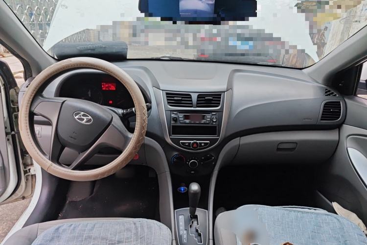Used Hyundai Verna (older generation) 2016 1.4L Automatic Fashionable GS Model Center Console