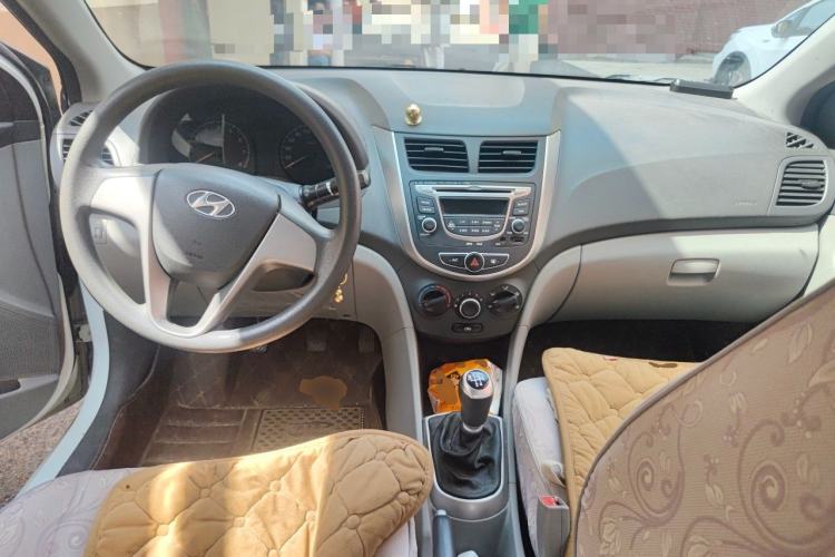 Used Hyundai Verna (older generation) 2016 1.4L Manual Smart GLS Trim Center Console