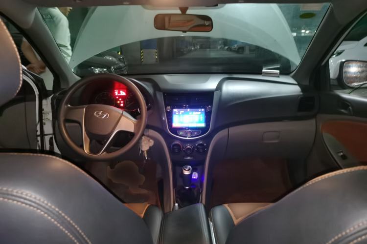Used Hyundai Verna (older generation) 2016 1.4L Manual Smart GLS Trim Center Console