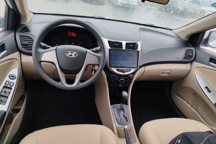 Used Hyundai Verna (older generation) 2016 1.4L Automatic Smart GLS Center Console