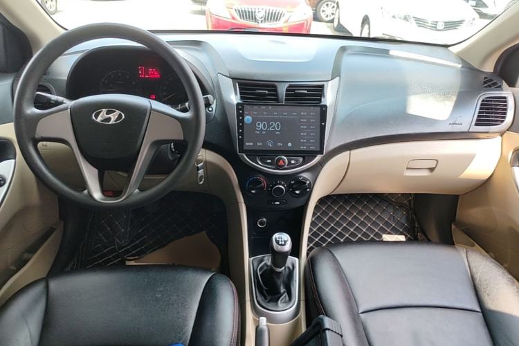 Used Hyundai Verna (older generation) 2016 1.4L Manual Smart GLS Trim Center Console