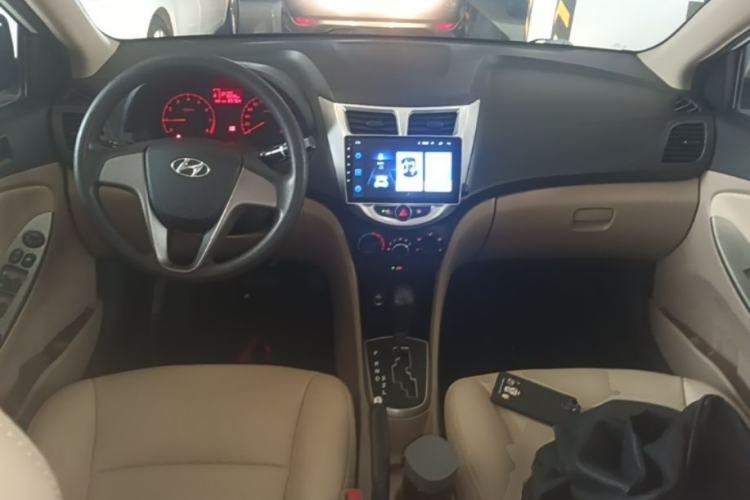 Used Hyundai Verna (older generation) 2016 1.4L Automatic Smart GLS Center Console