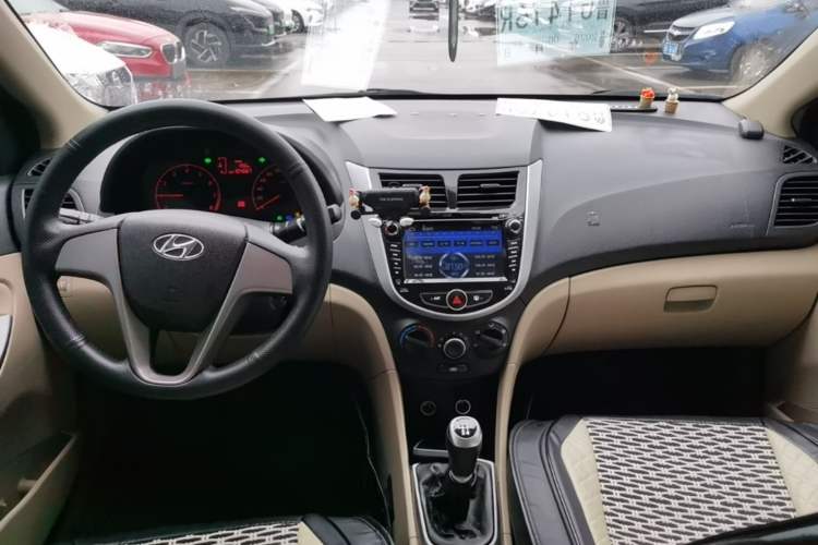 Used Hyundai Verna (older generation) 2016 1.4L Manual Smart GLS Trim Center Console