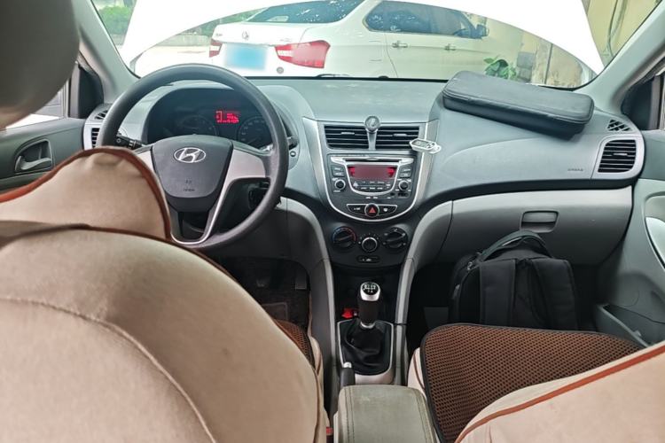 Used Hyundai Verna (older generation) 2016 1.4L Manual Smart GLS Trim Center Console