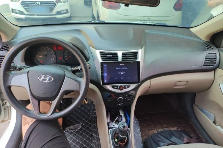 Used Hyundai Verna (older generation) 2016 1.4L Manual Smart GLS Trim Center Console