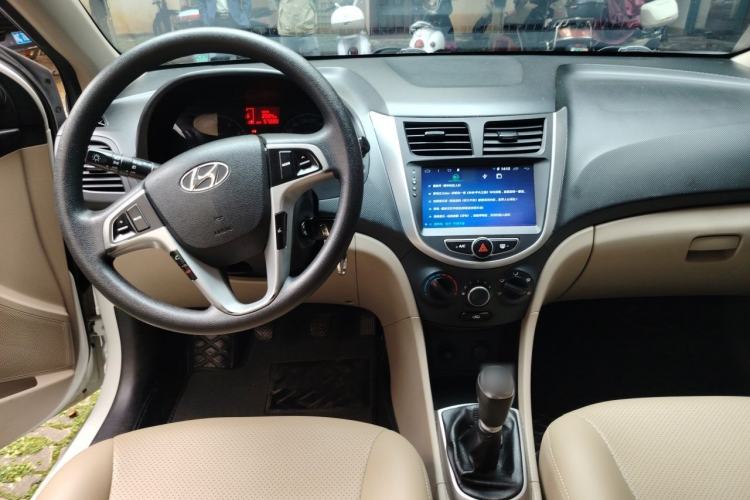 Used Hyundai Verna (older generation) 2016 1.4L Manual Smart GLS Trim Center Console
