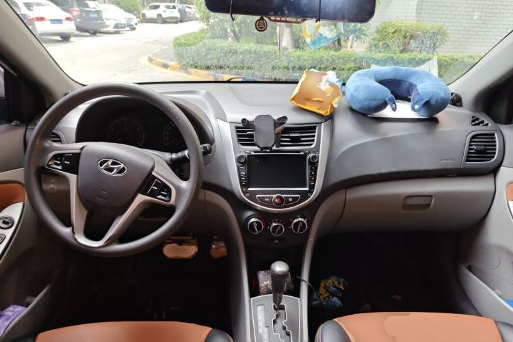 Used Hyundai Verna (older generation) 2016 1.4L Automatic Smart GLS Center Console