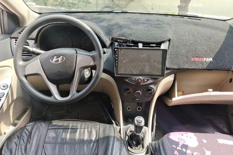 Used Hyundai Verna (older generation) 2016 1.4L Manual Smart GLS Trim Center Console