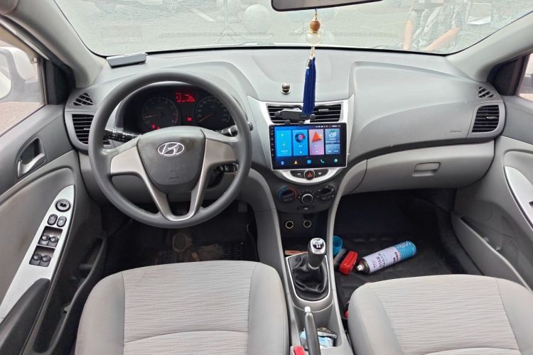 Used Hyundai Verna (older generation) 2016 1.4L Manual Smart GLS Trim Center Console