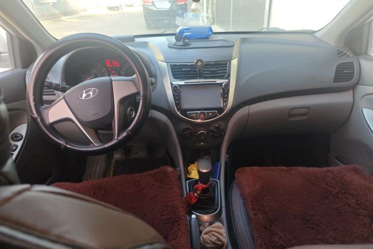 Used Hyundai Verna (older generation) 2016 1.4L Manual Smart GLS Trim Center Console