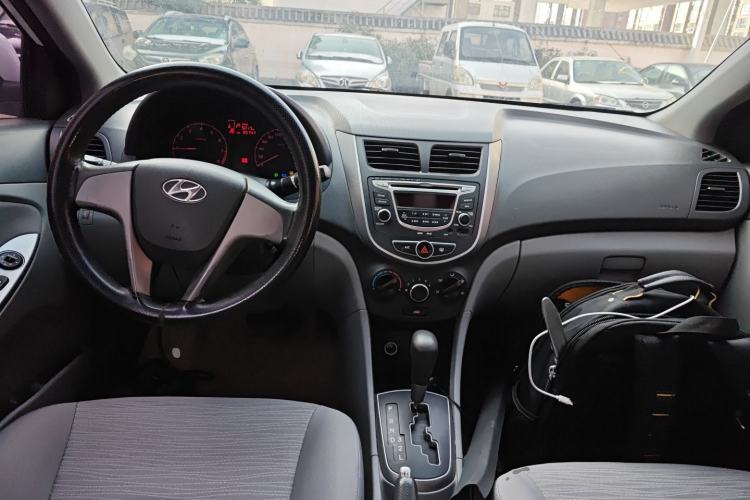 Used Hyundai Verna (older generation) 2016 1.4L Automatic Smart GLS Center Console