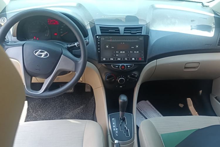 Used Hyundai Verna (older generation) 2016 1.4L Automatic Fashionable GS Model Center Console