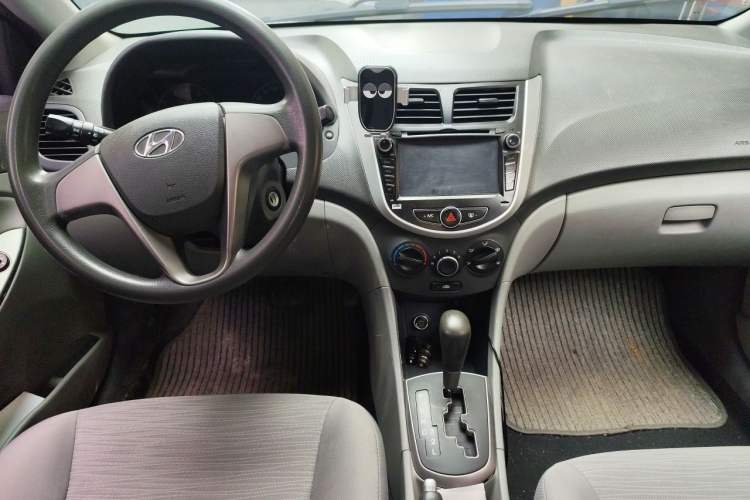Used Hyundai Verna (older generation) 2016 1.4L Automatic Smart GLS Center Console