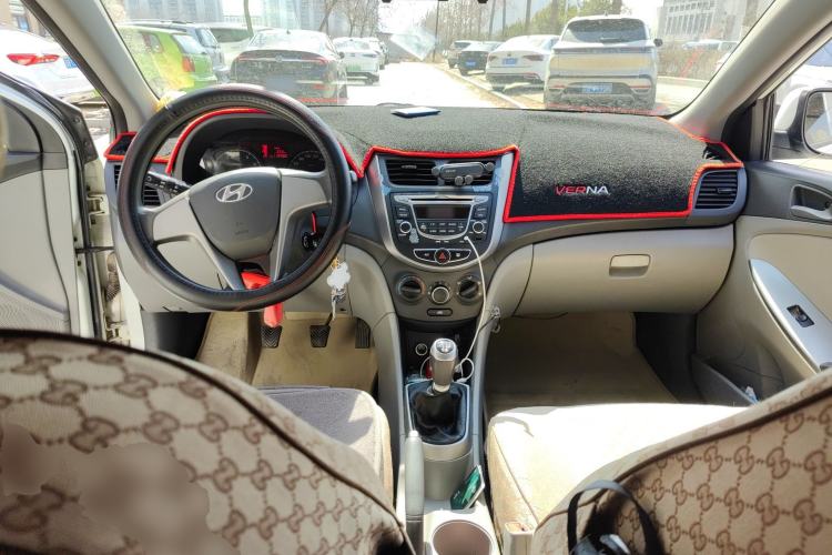 Used Hyundai Verna (older generation) 2016 1.4L Manual Smart GLS Trim Center Console