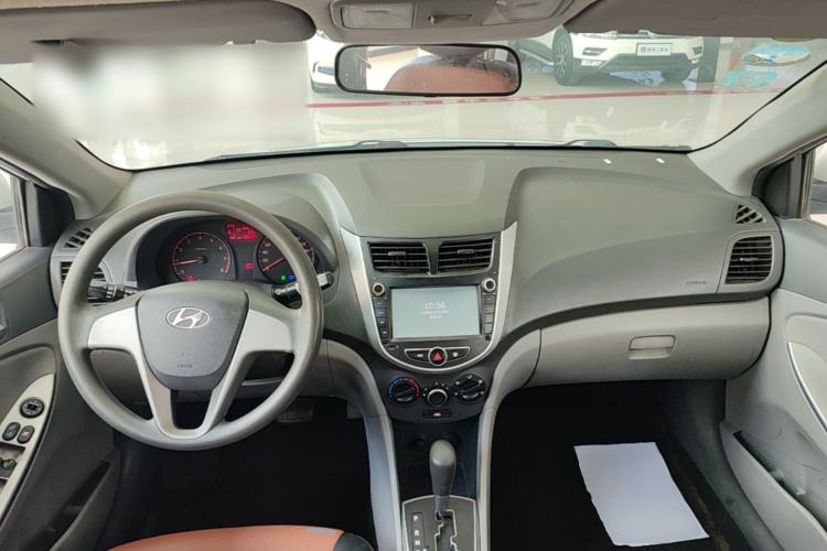 Used Hyundai Verna (older generation) 2016 1.4L Automatic Smart GLS Center Console