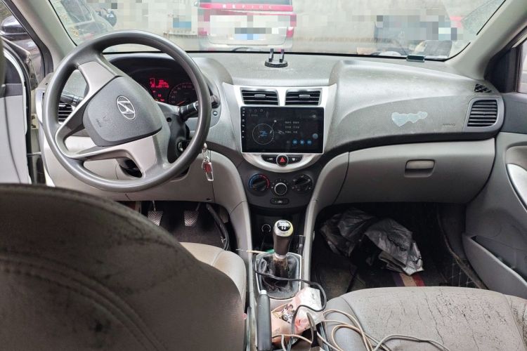 Used Hyundai Verna (older generation) 2016 1.4L Manual Smart GLS Trim Center Console