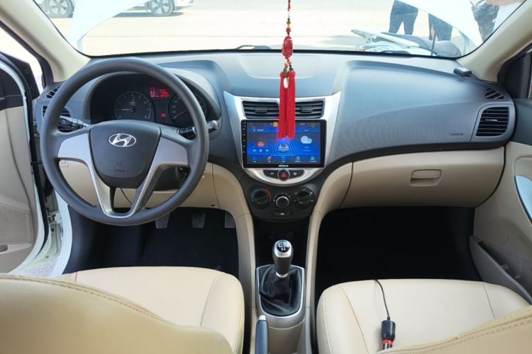 Used Hyundai Verna (older generation) 2016 1.4L Manual Smart GLS Trim Center Console