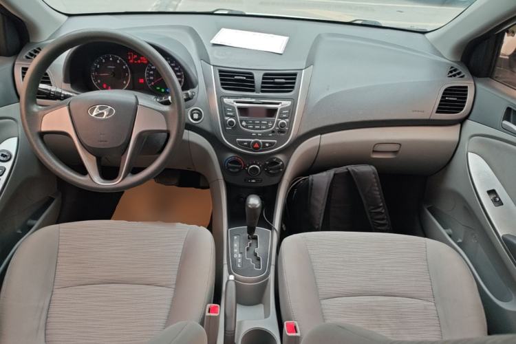 Used Hyundai Verna (older generation) 2016 1.4L Automatic Leading-Edge GLX Center Console