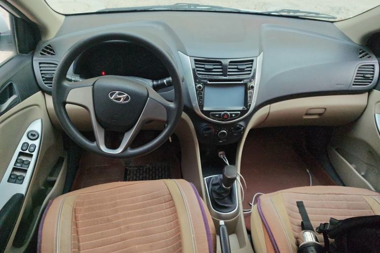 Used Hyundai Verna (older generation) 2016 1.4L Manual Smart GLS Trim Center Console