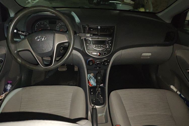 Used Hyundai Verna (older generation) 2016 1.4L Automatic Smart GLS Center Console
