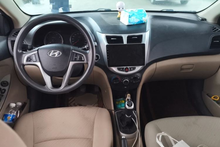Used Hyundai Verna (older generation) 2016 1.4L Manual Flagship TOP Model Center Console