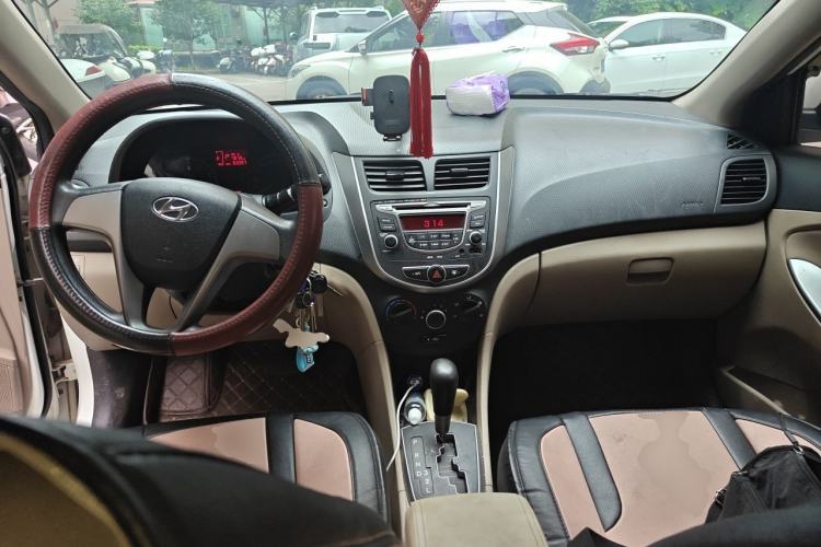 Used Hyundai Verna (older generation) 2016 1.4L Automatic Smart GLS Center Console