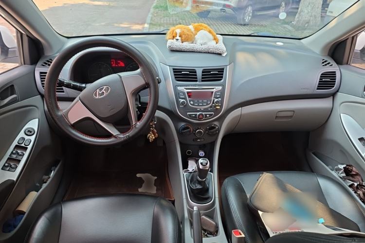 Used Hyundai Verna (older generation) 2016 1.4L Manual Smart GLS Trim Center Console