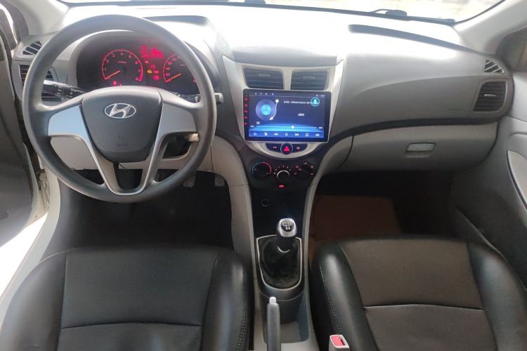 Used Hyundai Verna (older generation) 2016 1.4L Manual Smart GLS Trim Center Console
