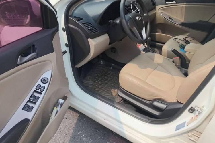 Used Hyundai Verna (older generation) 2016 1.4L Automatic Smart GLS Driver Seat