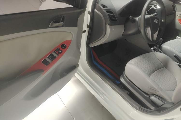 Used Hyundai Verna (older generation) 2016 1.4L Automatic Leading-Edge GLX Driver Seat