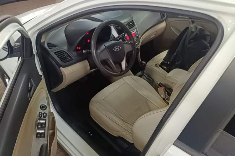 Used Hyundai Verna (older generation) 2016 1.4L Automatic Smart GLS Driver Seat