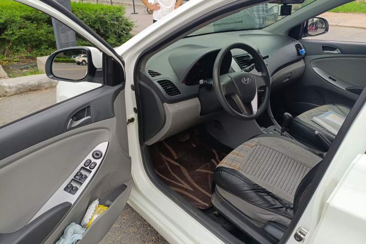 Used Hyundai Verna (older generation) 2016 1.4L Automatic Smart GLS Driver Seat