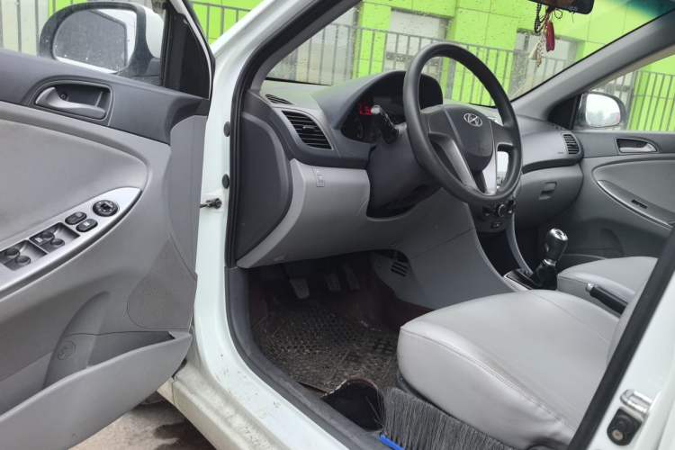 Used Hyundai Verna (older generation) 2016 1.4L Manual Smart GLS Trim Driver Seat